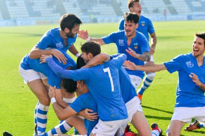 Joan Oriol es el jugador que hay de cara con los brazos abiertos, celebrando un gol de los leridanos.