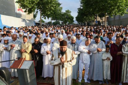 La importante afluencia hizo cortar la calle Tolerància y colocar alfombras en el exterior de As-sunnah.