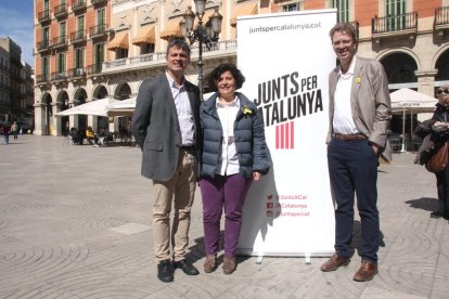 El cap de llista al Senat per JxCat per Tarragona, Hèctor López Bofill; la candidata número 4 al Congrés per JxCat per Tarragona, Montserrat Vilella; i el candidat número 2 al Congrés per JxCat per Tarragona, Ferran Bel.