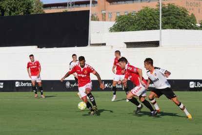 Javi Márquez controla un esférico en un mal partido de los tarraconenses.