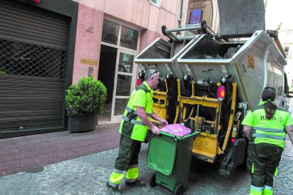 Imatge d'arxiu de dos treballadors d'FCC al carrer Monterols.