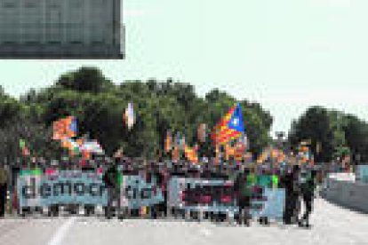 Un gran nombre de participants en la Marxa per la Llibertat caminen per l'autopista AP-7 en direcció al Vendrell, on van fer parada per dinar i recuperar forces abans de dirigir-se cap a Vilafranca.