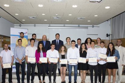 Fotografia de família dels guardonats amb el 7è Premi Messer a estudiants d'enginyeria química i d'enginyeria de bioprocesos alimentaris.