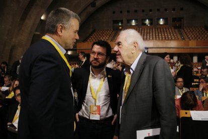 El vicepresident del Govern i adjunt a la presidència d'ERC, Pere Aragonès i el candidat a l'alcaldia de Barcelona, Ernest Maragall, saludant l'alcaldable de Tarragona per ERC, Pau Ricomà.