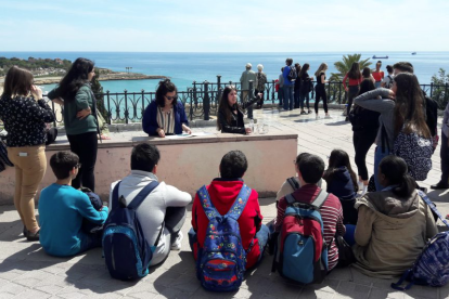 Imatge dels alumnes en una de les parades de l'itinerari.