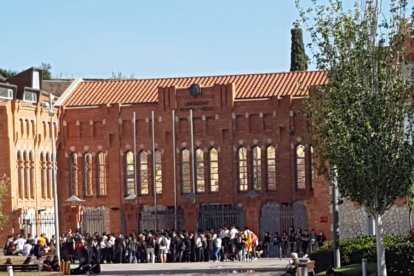 Imagen de los estudiantes delante de el rectorado de la URV.