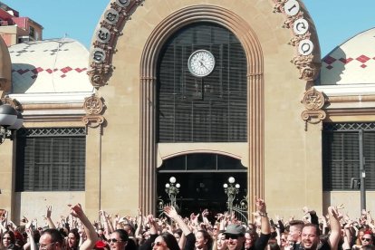 Un dels moments de la flashmob que ha tingut lloc aquest matí.