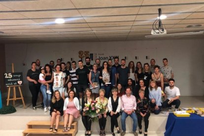 Fotografía de familia de los alumnos y maestros de la primera promoción de Educación Infantil de la Escola Joan XXIII.