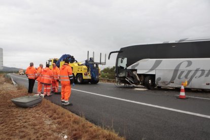 Imagen de efectivos trabajando en el lugar del accidente.