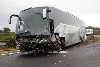 Imagen del estado en que ha quedado el autobús implicado en el accidente.