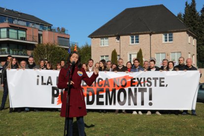 La líder de Ciudadanos, Inés Arrimadas, durante la atención a los medios delante de la casa del expresidente Carles Puigdemont en Waterloo.