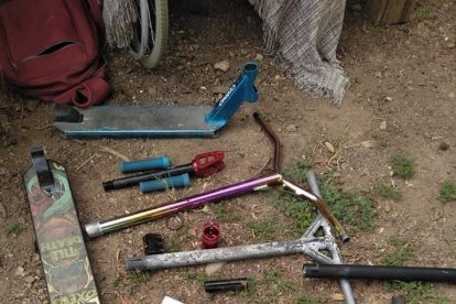 Las piezas de patinetes encontradas en casa de una vecina de Salou.