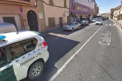 Una patrulla de la Guàrdia Civil al carrer on hi ha l'habitatge de les dues dones.