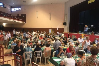 Comida de hermandad que se organizó con los participantes en la sala recreativa.