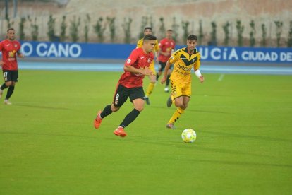 Una imatge del La Nucía-Badalona del passat diumenge, que va acabar amb empat a un gol.