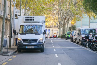 Una imatge d'arxiu d'un vehicle aturat en doble fila a la plaça de la Llibertat.