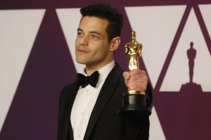 Rami Malek mostra el seu Òscar com a millor actor pel seu paper de Freddie Mercury a 'Bohemian Rapsody'.