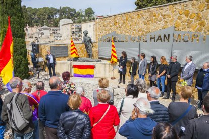 El homenaje tuvo lugar ante la escultura Dignitat de Salvador Manyosa.