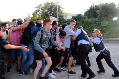 Agents dels Mossos bloquegen el grup de manifestants que intentaven accedir a l'autopista AP-7 a l'Ampolla pel peatge.