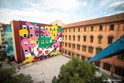 El mural hace más de 400 metros cuadrados y gira en torno al empoderamiento femenino.