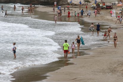 Socorristes, ahir, en una de les platges de Salou, on l'empresa Servitur Salvament treballa.