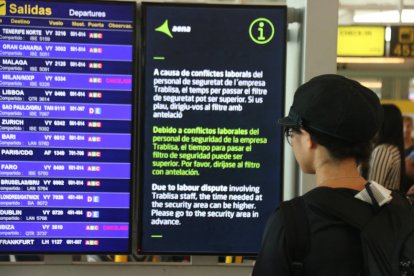 Una dona mira la pantalla on s'explica que hi ha vaga a l'aeroport del Prat el 21 de setembre del 2019.