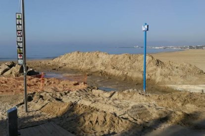 Se está actuando en varios canales de salida de aguas pluviales en la playa de Llevant.