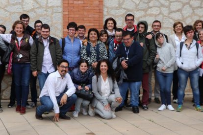 Los estudiantes y profesorado del curso Inserlab con la rectora y responsables del CRAI.