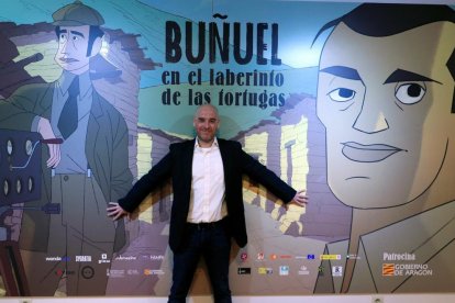 Fotografia d'arxiu del director català Salvador Simó davant d'un cartell de la seva película 'Buñuel en el laberinto de las tortugas'.