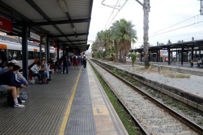 Pla general d'usuaris de Rodalies de Renfe durant la jornada de vaga general del 18 d'octubre.