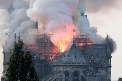 Vista del incendio que ha afectado en la catedral de Nôtre Dame.