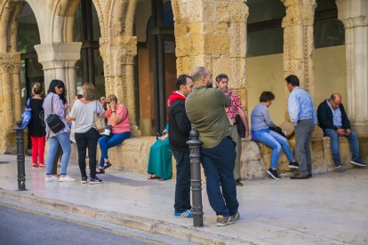 Un grup de persones espera el seu torn per ser ateses a les oficines del Consell Comarcal.