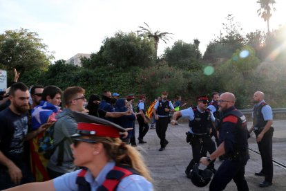 Pla general del moment d'enfrontament dels manifestants amb els agents i antidisturbis dels Mossos a l'entrada del peatge de l'Ampolla. Imatge del 18 d'octubre del 2019 (horitzontal)