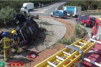 El conductor del vehicle ha quedat atrapat al seu interior.