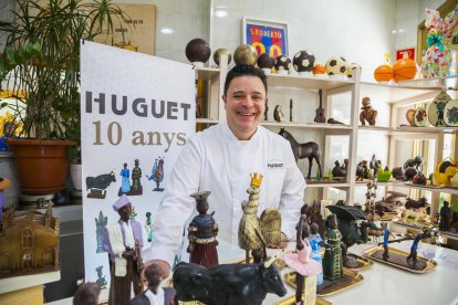 Ramon de la Fuente con el escaparate de monas de chocolate que ofrecen esta Pascua.