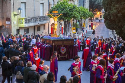 El Viacrucis del Lunes Santo se inició en el Portal del Carro y visitó diferentes puntos del barrio.