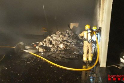 Imatge dels Bombers treballant en l'incendi de la nau abandonada de Constantí.