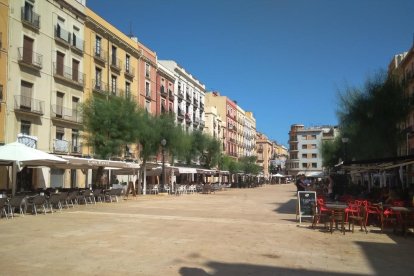 Les terrasses de la plaça de la Font van ser les primeres a rebre per part del nou Ajuntament.