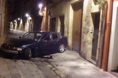 Imatge del cotxe accidentat amb les portes obertes i ningú a l'interior.