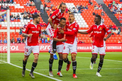 Los jugadores del Nàstic celebrando el gol de Uche contra el Numancia en el Nou Estadi.