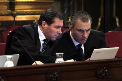 El secretario general de Vox, Javier Ortega, y el vicesecretario jurídico del partido, durante la primera jornada del juicio.