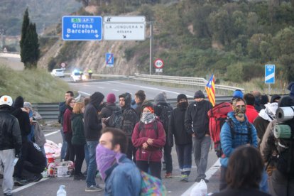 Pla mitjà dels manifestants ocupant l'autopista AP7 aquest dissabte.