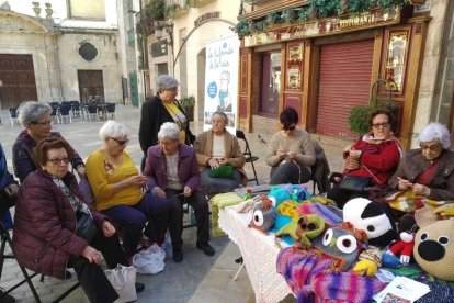 Una de las salidas del programa de 'La bufanda de la iaia', el año pasado, en la plaza del Castell.