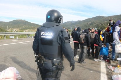 Pla obert dels Mossos arribant a la zona del tall de l'AP7 a la Jonquera.