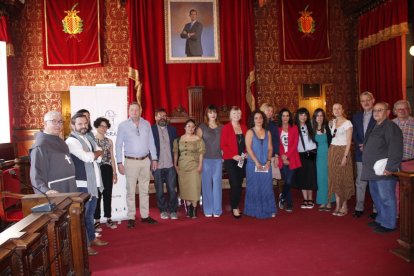 Fotografia de família dels guardonats dels Premis Ones Mediterrània.