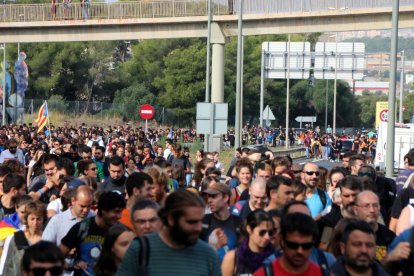 Pla obert de centenars de persones caminant per l'A-7 a Tarragona amb motiu de la jornada de vaga general del 18 d'octubre del 2019