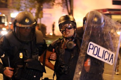 La Policia Nacional s'endú detingut i emmanillat per l'esquena el fotoperiodista d'El País Albert Garcia a la plaça Urquinaona de Barcelona.