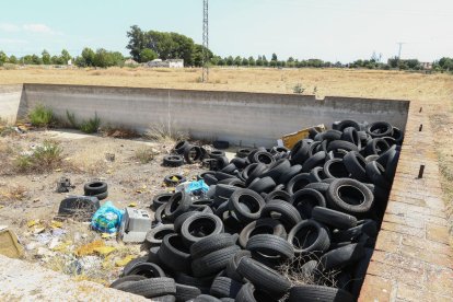 Els revestiments de les rodes dels vehicles estan apilats a la paret més pròxima al camí.