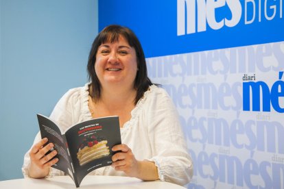 La Mònica Roig con su libro de recetas, en la redacción del Diari Més en Tarragona.