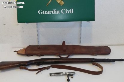 Plano abierto del fusil de guerra que ha incautado la Guardia Civil.